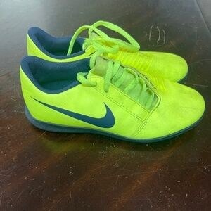 Nike Phantom indoor soccer youth shoes yellow size 4